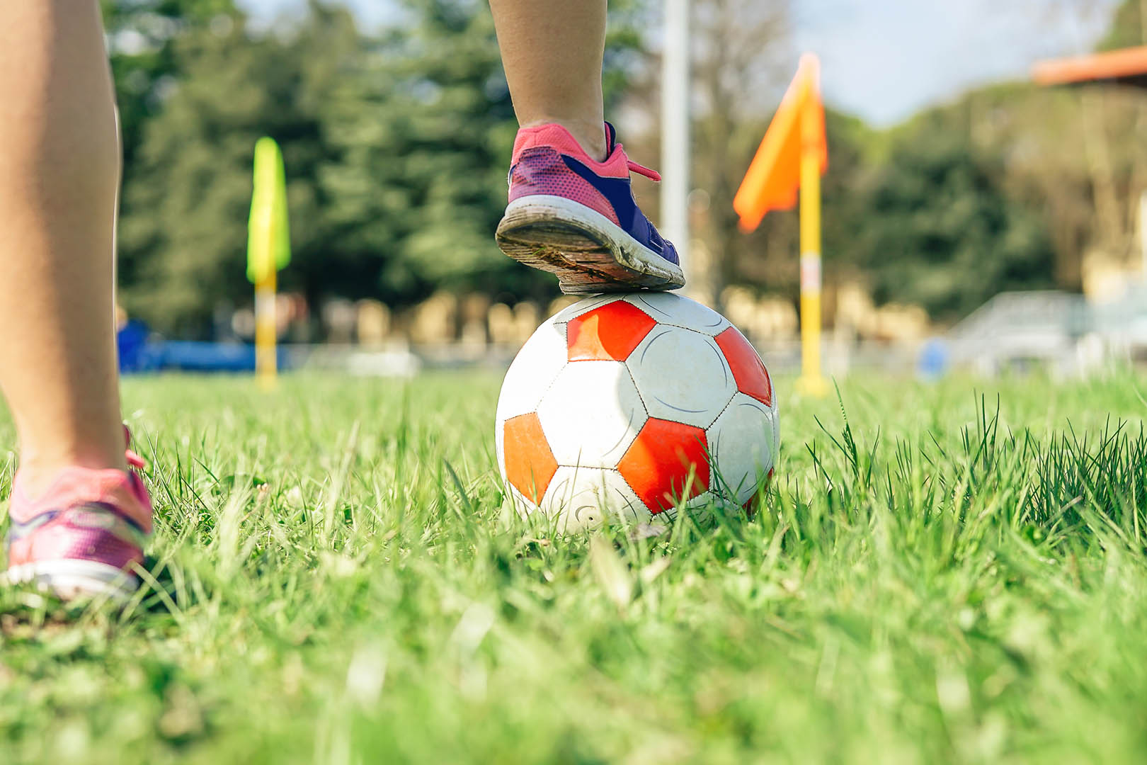 Varför drabbas så många kvinnliga fotbollsspelare av korsbandsskador?